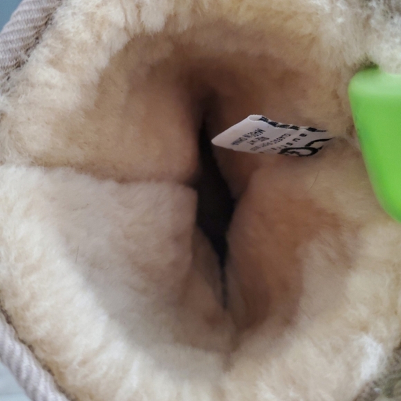 UGG Classic Short Boots size 7 - Picture 9 of 9